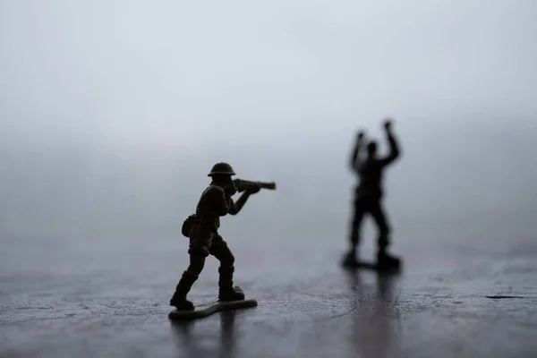 Soldados de juguete en miniatura y tanque a bordo. Primer plano imagen de juguete militar en guerra . — Foto de Stock