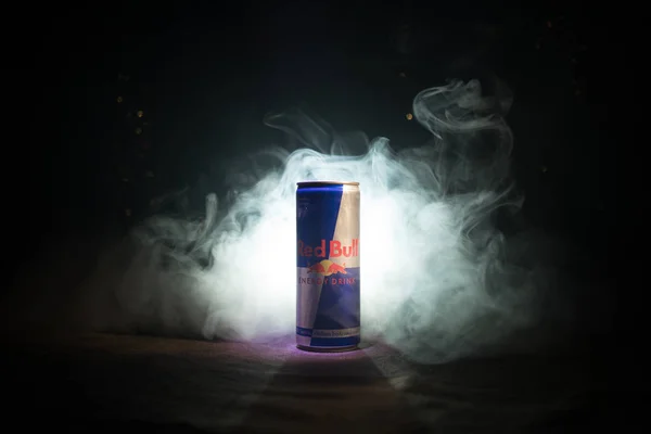BAKU, AZERBAIJAN - 13 de enero de 2018: Red Bull classic 250 ml lata sobre fondo de niebla tonificado oscuro . — Foto de Stock