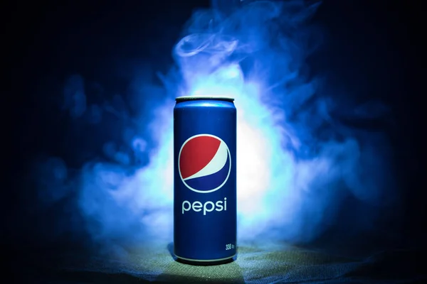 BAKU, AZERBAIJAN - ENERO 13,2018: Pepsi puede contra fondo de niebla tonificado oscuro . —  Fotos de Stock