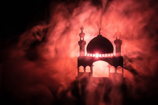 Silhouette of mosque building on toned foggy background. Ramadan Kareem background. Mosque at sunset. Praying people. Selective focus — Stock Photo, Image