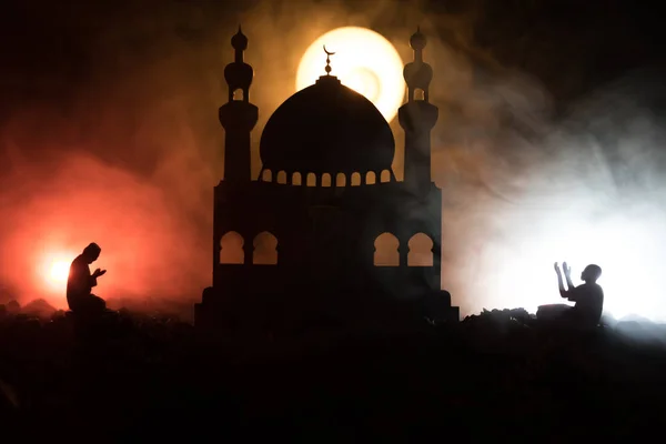 Sziluettjét mecset ködös háttere lett építve. Ramadan Kareem háttér. Mecset a naplementét. Imádkozó ember. Szelektív összpontosít — Stock Fotó