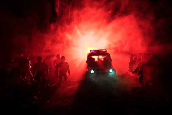 Concept de guerre. Silhouettes militaires scène de combat sur fond de brouillard de guerre ciel, Soldats de la guerre mondiale Silhouettes ci-dessous ciel nuageux La nuit. Scène d'attaque. Véhicules blindés. Bataille de chars . — Photo