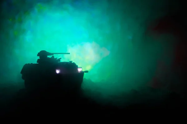 Concetto di guerra. Silhouette militari scena di combattimento su sfondo cielo nebbia di guerra, Serbatoi tedeschi della guerra mondiale Silhouettes Below Cloudy Skyline Di notte. Veicoli blindati. Battaglia serbatoi — Foto Stock