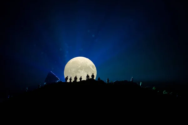 Vue effrayante foule de zombies sur la colline avec ciel nuageux effrayant avec brouillard et pleine lune montante. Groupe de silhouette de zombie marchant sous la pleine lune . — Photo