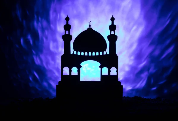 Sziluettjét mecset ködös háttere lett építve. Ramadan Kareem háttér. Mecset a naplementét. — Stock Fotó