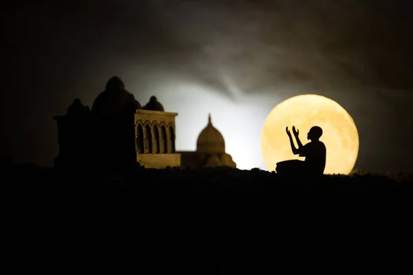 Silhouet van moskee kapitaliseren gestemde mistige achtergrond. Ramadan Kareem achtergrond. Moskee bij zonsondergang. — Stockfoto