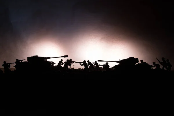 Conceito de Guerra. Silhuetas militares lutando cena no fundo do céu nevoeiro de guerra, Soldados da Guerra Mundial Silhuetas Abaixo Cloudy Skyline À noite. Cena de ataque. Veículos blindados. Batalha de tanques . — Fotografia de Stock