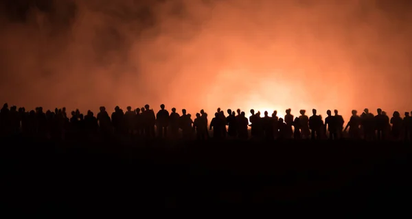 Silhouetten van een menigte die permanent op het veld achter de mistige onscherpe achtergrond. Revolutie, mensen protesteren tegen regering, strijden voor de rechten van de mens — Stockfoto