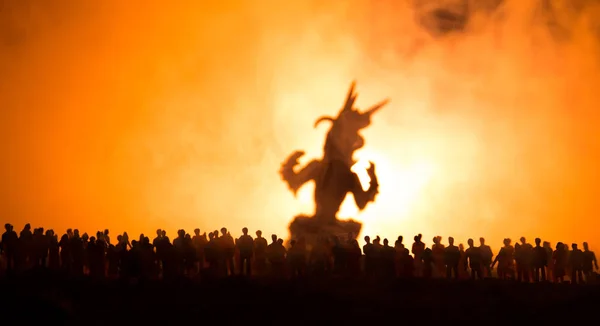 Rozmazané siluety obří monster připravit útok davu během noci. Selektivní fokus. Dekorace — Stock fotografie