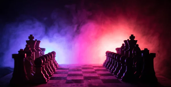 Концепция шахматных настольных игр бизнес-идей, конкуренции и стратегических идей. Шахматные фигуры на темном фоне с дымом и туманом. Концепция лидерства и доверия . — стоковое фото