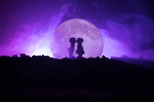 Silhouette de couple embrassant sous la pleine lune. Guy baiser main fille sur fond de silhouette pleine lune. Concept de décor Saint-Valentin. Silhouette de couple amoureux s'embrassant contre la lune — Photo