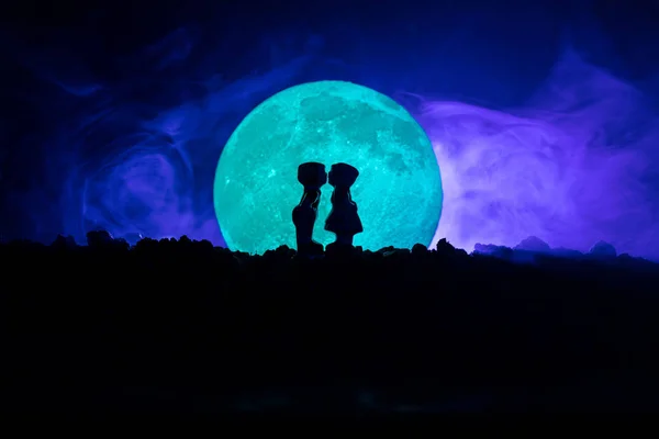 Silhouette de couple embrassant sous la pleine lune. Guy baiser main fille sur fond de silhouette pleine lune. Concept de décor Saint-Valentin. Silhouette de couple amoureux s'embrassant contre la lune — Photo