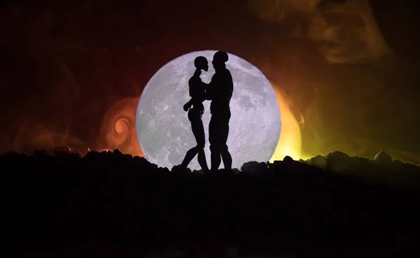 Silhouette de couple embrassant sous la pleine lune. Guy baiser main fille sur fond de silhouette pleine lune. Concept de décor Saint-Valentin. Silhouette de couple amoureux s'embrassant contre la lune — Photo