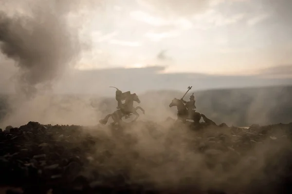 Joust entre dois cavaleiros a cavalo. Pôr do sol no fundo. Foco seletivo — Fotografia de Stock