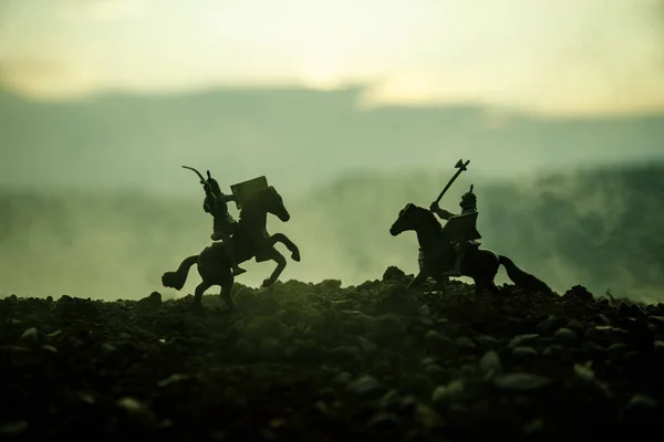 Joust tussen twee ridders te paard. Zonsondergang op de achtergrond. Selectieve aandacht — Stockfoto