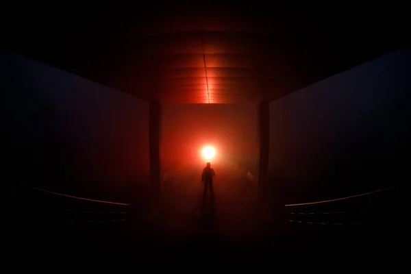 Silueta espeluznante en el oscuro edificio abandonado. Corredor oscuro con puertas de gabinete y luces con silueta de espeluznante persona de horror de pie con diferentes poses . —  Fotos de Stock