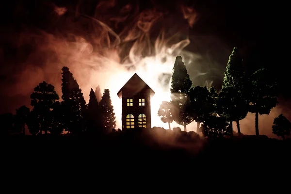 晚上在森林里有鬼魂的老房子, 或者在大雾中遗弃了闹鬼的恐怖屋。老神秘建筑在死树森林。树在晚上与月亮。超现实主义灯 — 图库照片