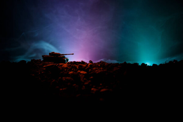 Концепция войны. Военные силуэты боевой сцены на фоне тумана войны, силуэты немецких танков мировой войны под облачным горизонтом ночью. Сцена нападения. Бронетехника. Танковая битва. Закрыть
