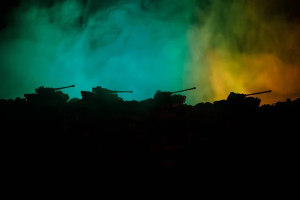 Concept van de oorlog. Militaire silhouetten vechten scène op oorlog mist hemel achtergrond, Wereldoorlog Duitse Tanks silhouetten onder bewolkte Skyline in de nacht. Aanval scène. Gepantserde voertuigen. Battle tanks. Close-up — Stockfoto