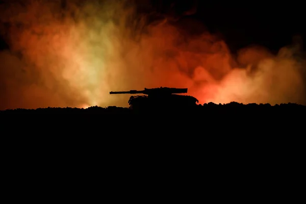 Conceito de Guerra. silhuetas militares cena de luta no fundo do céu nevoeiro guerra, tanques alemães da guerra mundial silhuetas abaixo do céu nublado à noite. Cena de ataque. Veículos blindados. Batalha de tanques. Fechar — Fotografia de Stock