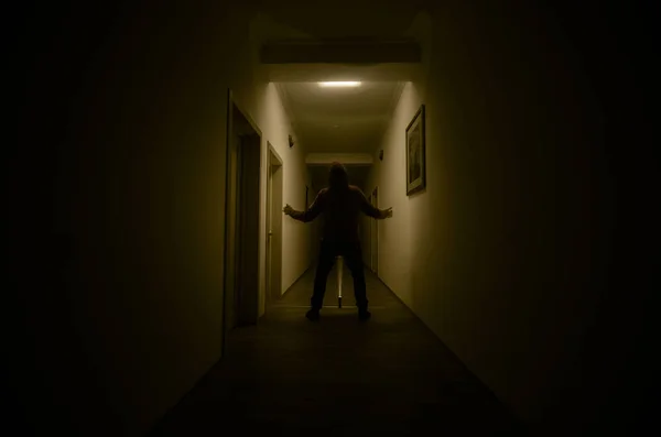Dunkler Flur mit Schranktüren und Lichtern mit der Silhouette eines gruseligen Horror-Mannes, der in verschiedenen Posen steht. — Stockfoto