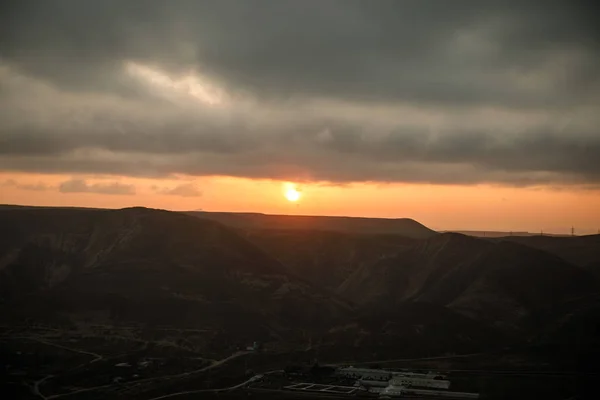 Schöne Wolken, die über den See in der Nähe von Bergen fliegen. Abendstimmung über den Wolken. baku, azerbaijan — Stockfoto