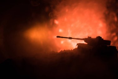 Savaş kavramı. Askeri siluetleri sahne üzerinde savaş sis sky mücadele arka plan, Dünya Savaşı Alman tankları siluetleri bulutlu manzarası, gece aşağıda. Zırhlı araçlar. Savaş tankları