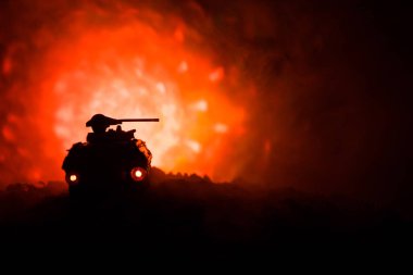 Savaş kavramı. Askeri siluetleri sahne üzerinde savaş sis sky mücadele arka plan, Dünya Savaşı Alman tankları siluetleri bulutlu manzarası, gece aşağıda. Zırhlı araçlar. Savaş tankları