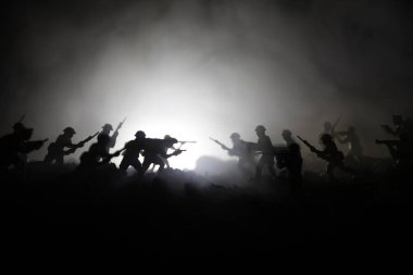 Savaş kavramı. Askeri siluetleri sahne üzerinde savaş sis sky mücadele arka plan, Dünya Savaşı askerler siluetleri bulutlu manzarası, gece aşağıda. Saldırı sahne. Zırhlı araçlar. Savaş tankları.