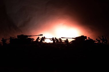 Savaş kavramı. Askeri siluetleri sahne üzerinde savaş sis sky mücadele arka plan, Dünya Savaşı askerler siluetleri bulutlu manzarası, gece aşağıda. Saldırı sahne. Zırhlı araçlar. Savaş tankları.