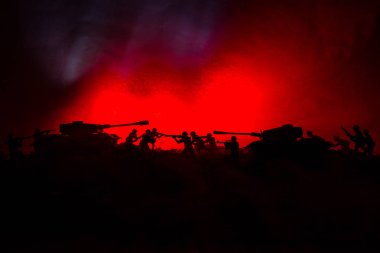 Savaş kavramı. Askeri siluetleri sahne üzerinde savaş sis sky mücadele arka plan, Dünya Savaşı askerler siluetleri bulutlu manzarası, gece aşağıda. Saldırı sahne. Zırhlı araçlar. Savaş tankları.