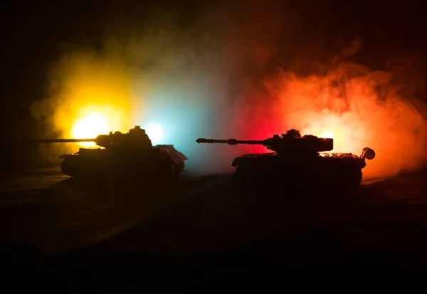 Έννοια του πολέμου. Στρατιωτική σιλουέτες καταπολέμηση σκηνή ουρανός ομίχλη του πολέμου στο παρασκήνιο, παγκοσμίου πολέμου γερμανικό δεξαμενές σιλουέτες παρακάτω νεφελώδη ορίζοντα, τη νύχτα. Σκηνή επίθεση. Θωρακισμένα οχήματα. — Φωτογραφία Αρχείου