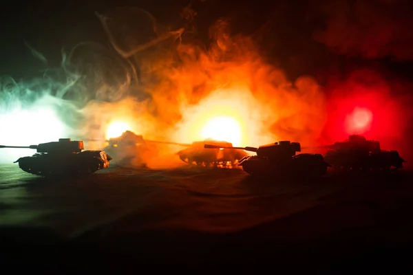 Conceito de Guerra. silhuetas militares cena de luta no fundo do céu nevoeiro guerra, tanques alemães da guerra mundial silhuetas abaixo do céu nublado à noite. Cena de ataque. Veículos blindados . — Fotografia de Stock