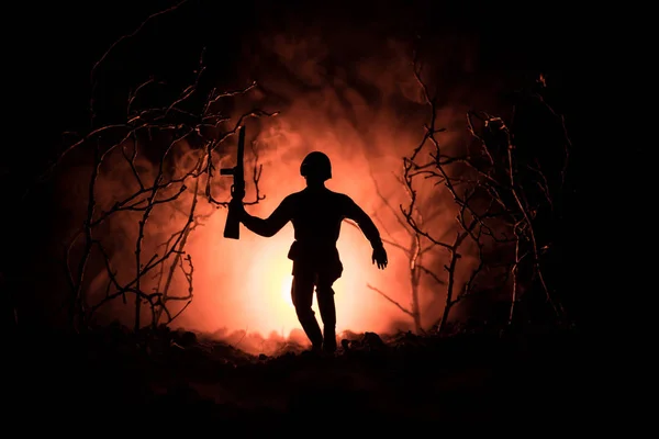 Zwarte silhouetten van soldaat in de rook, Vuur branden bewegende slag ingebruikzijn. Achtergrondlicht. Toned — Stockfoto
