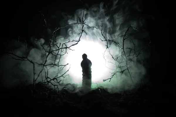Chica solitaria con la luz en el bosque por la noche, o bosque nocturno tonificado azul en el momento de la niebla. Enfoque selectivo — Foto de Stock