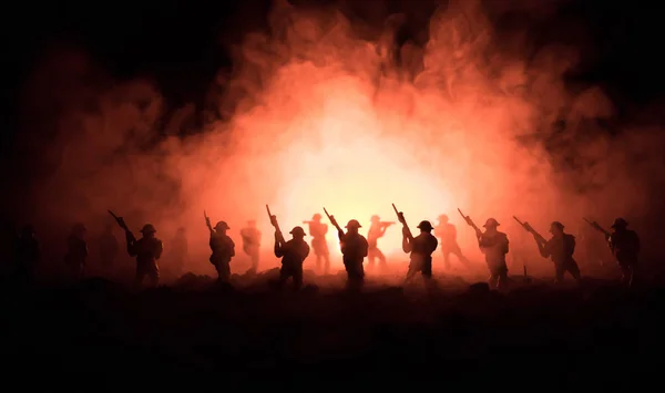 Concepto de guerra. Siluetas militares peleando escena en el fondo del cielo niebla de guerra, Soldados de la Guerra Mundial Siluetas debajo del horizonte nublado Por la noche. Escena de ataque. Vehículos blindados. Batalla de tanques . —  Fotos de Stock