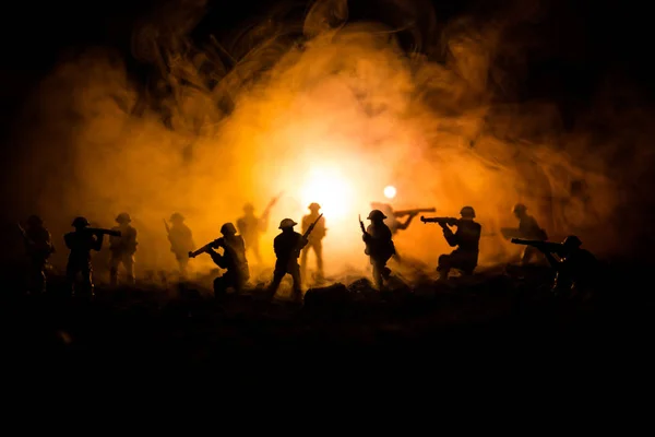 戦争の概念。戦争の霧空のシーンをかけて戦う軍のシルエットの背景、夜曇りスカイライン以下世界大戦兵士のシルエット。攻撃シーン。装甲車両。タンクは戦う. — ストック写真