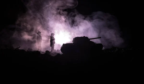 Concept van de oorlog. Militaire silhouetten vechten scène op oorlog mist hemel achtergrond, silhouetten van de Wereldoorlog soldaten onder bewolkte Skyline in de nacht. Aanval scène. Gepantserde voertuigen. Battle tanks. — Stockfoto