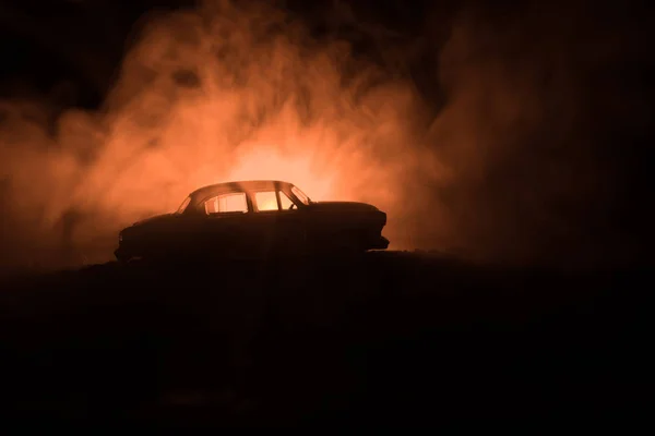 老老式汽车的剪影在黑暗的雾色调的背景与发光灯在低光, 或老犯罪汽车黑暗背景的剪影. — 图库照片