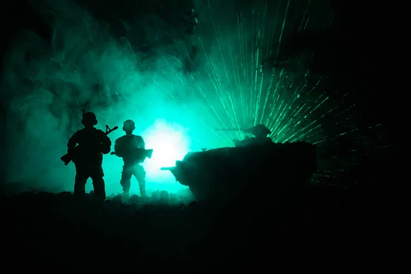 La policía antidisturbios da la señal de estar listo. Concepto de poder gubernamental. Policía en acción. Fuma sobre un fondo oscuro con luces. Sirenas azules rojas intermitentes. Poder dictatorial —  Fotos de Stock