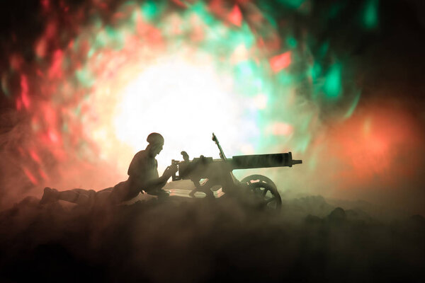 Человек с пулемётом ночью, огненный фон взрыва или военные силуэты сцены боевых действий на фоне тумана войны небо фоне, силуэты солдат мировой войны под облаками Skyline ночью
.