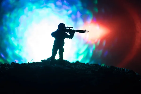 Sniper do exército com rifle sniper de grande calibre procurando matar inimigo. Silhueta no fundo do céu. Segurança nacional assegurada, militares de guarda — Fotografia de Stock