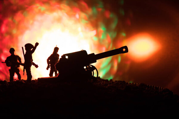 Сцена сражения с артиллерией и стоячими солдатами. Силуэт старого полевого орудия, стоящего на поле, готового стрелять. С ярким темным туманным фоном
.