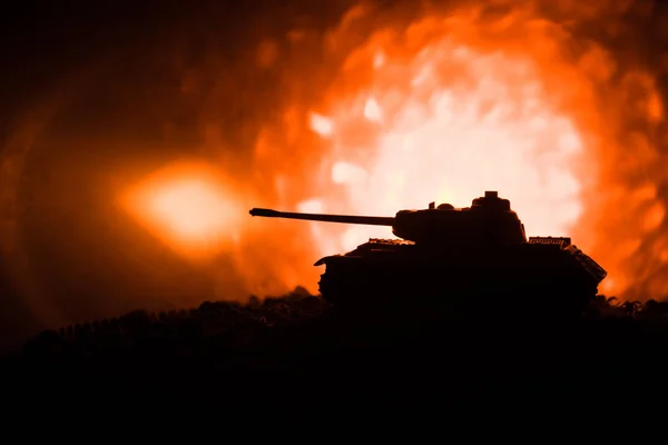 Koncepcja wojny. Tło wojskowy sylwetki walki scena na niebo Mgła wojny, wojny światowej niemieckie czołgi sylwetki poniżej zachmurzony Skyline w nocy. Pojazdów opancerzonych. Bitwa czołgów — Zdjęcie stockowe