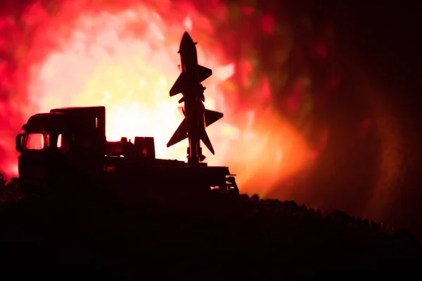 Lançamento de foguetes com nuvens de fogo. Cena de batalha com mísseis foguete com ogiva Destinado a Gloomy Sky à noite. Veículo de foguete em War Backgound . — Fotografia de Stock
