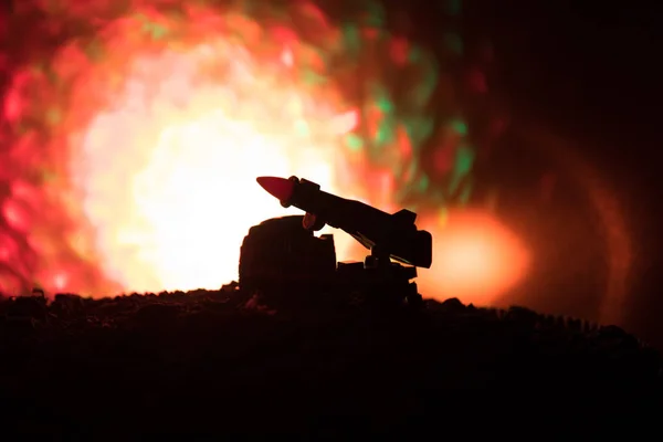 Raketuppskjutning med eld moln. Slaget vid scen med raket missiler med Warhead syftar till dyster Sky på natten. Raket fordon på kriget Backgound. — Stockfoto