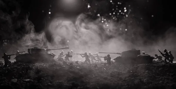 战争的概念。军事剪影战斗场景上战争雾天空背景，世界战争士兵剪影低于夜间多云的天际线。攻击的场面。装甲的车辆。坦克战斗. — 图库照片