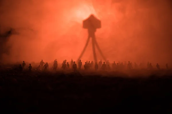 Silhouette floue de monstre géant préparer foule d'attaque pendant la nuit. Concentration sélective. Décoration — Photo
