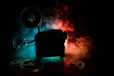 Eski stil film projektör, yakın çekim. Film projektör dramatik aydınlatma ve seçici odak ahşap bir zemin üzerine. Film ve eğlence kavramının