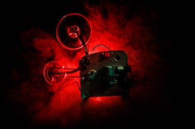 Eski stil film projektör, yakın çekim. Film projektör dramatik aydınlatma ve seçici odak ahşap bir zemin üzerine. Film ve eğlence kavramının